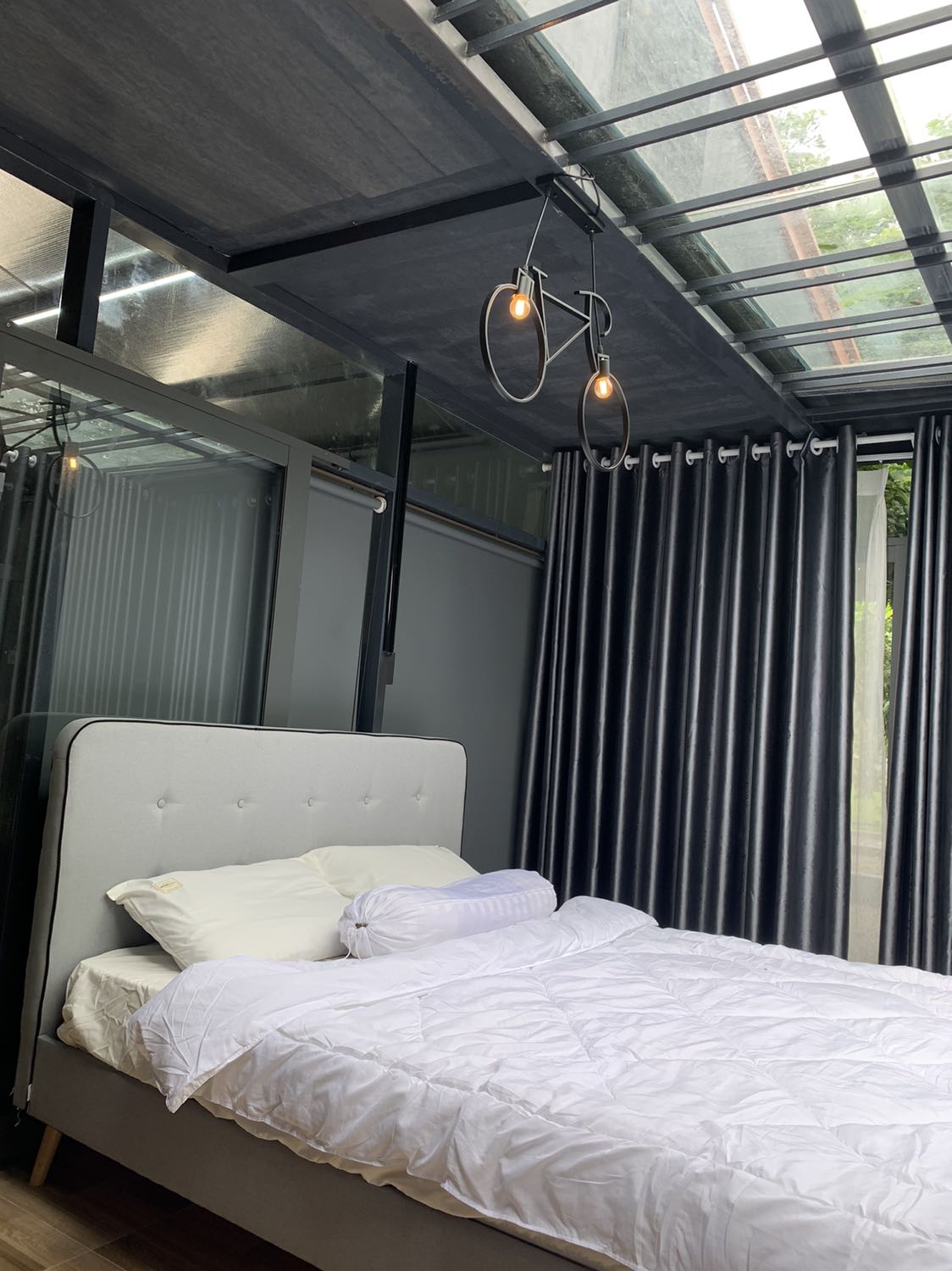 Giường đẹp 😍 
Tuy theo mình nhận xét là giá hơi cao xíu.