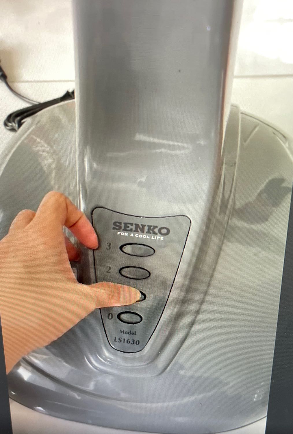 Cánh quạt bị gãy. Nút bấm số 1 ko ấn được. Yêu cầu được đổi quạt khác