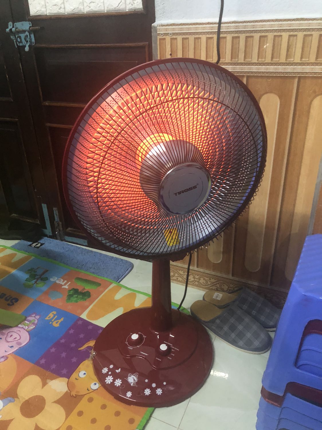 Sản phẩm chạy oke, nhưng có khuyết điểm thân quạt hơi yếu. Không được cứng cáp như mấy thân quạt mát mình dùng hằng ngày.