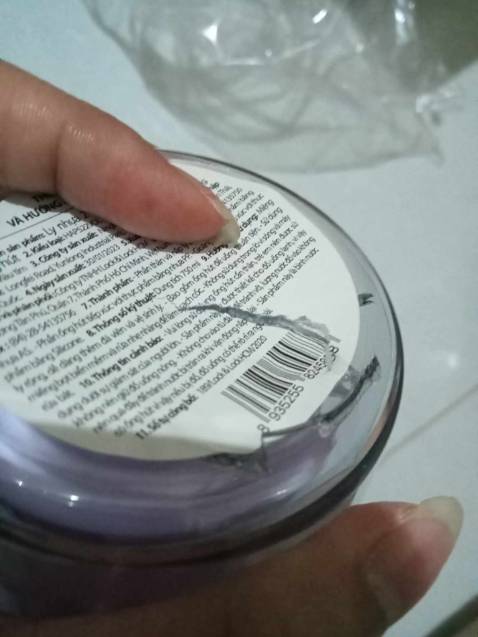 Lúc giao hàng thì không được kiểm hàng. Nhận hàng hộp nguyên tem nguyên kiện, unbox thì bị vỡ như thế này... Hy vọng shop phản hồi bình luận của mình ạ