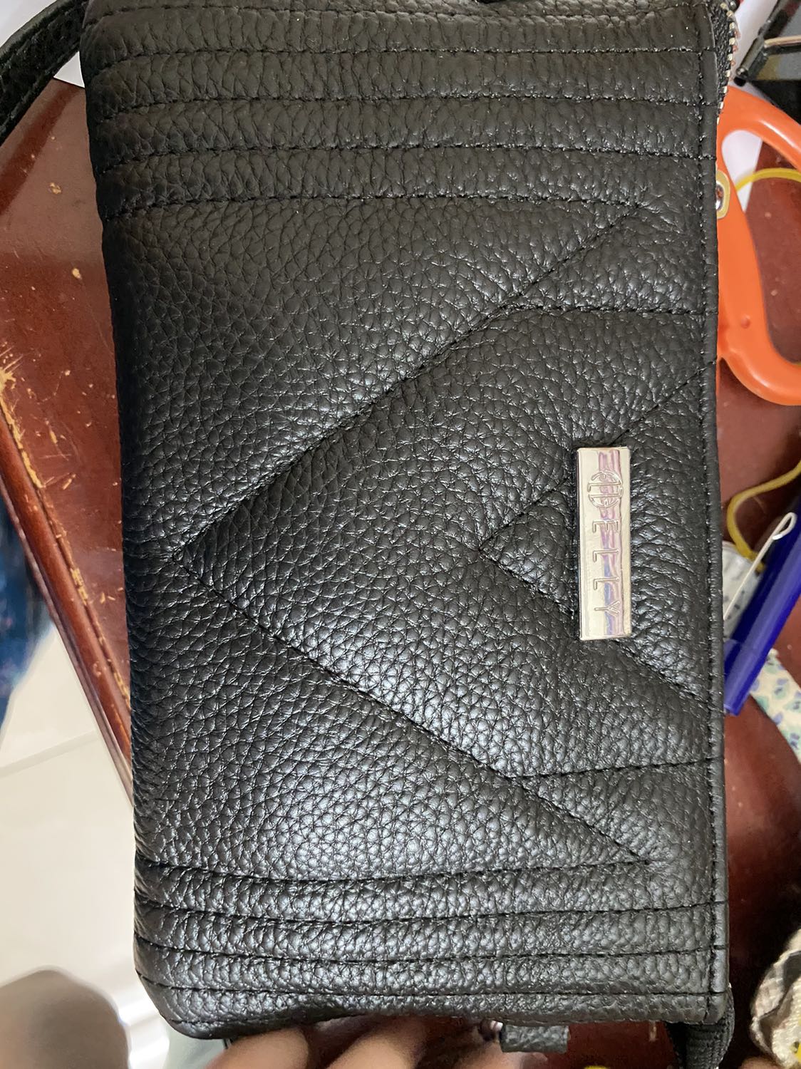 Vải mềm mịn cầm vừa tay, chiều ngang ko ưng lắm vì chỉ đủ vừa đt , thêm chìa khoá xe thì chật