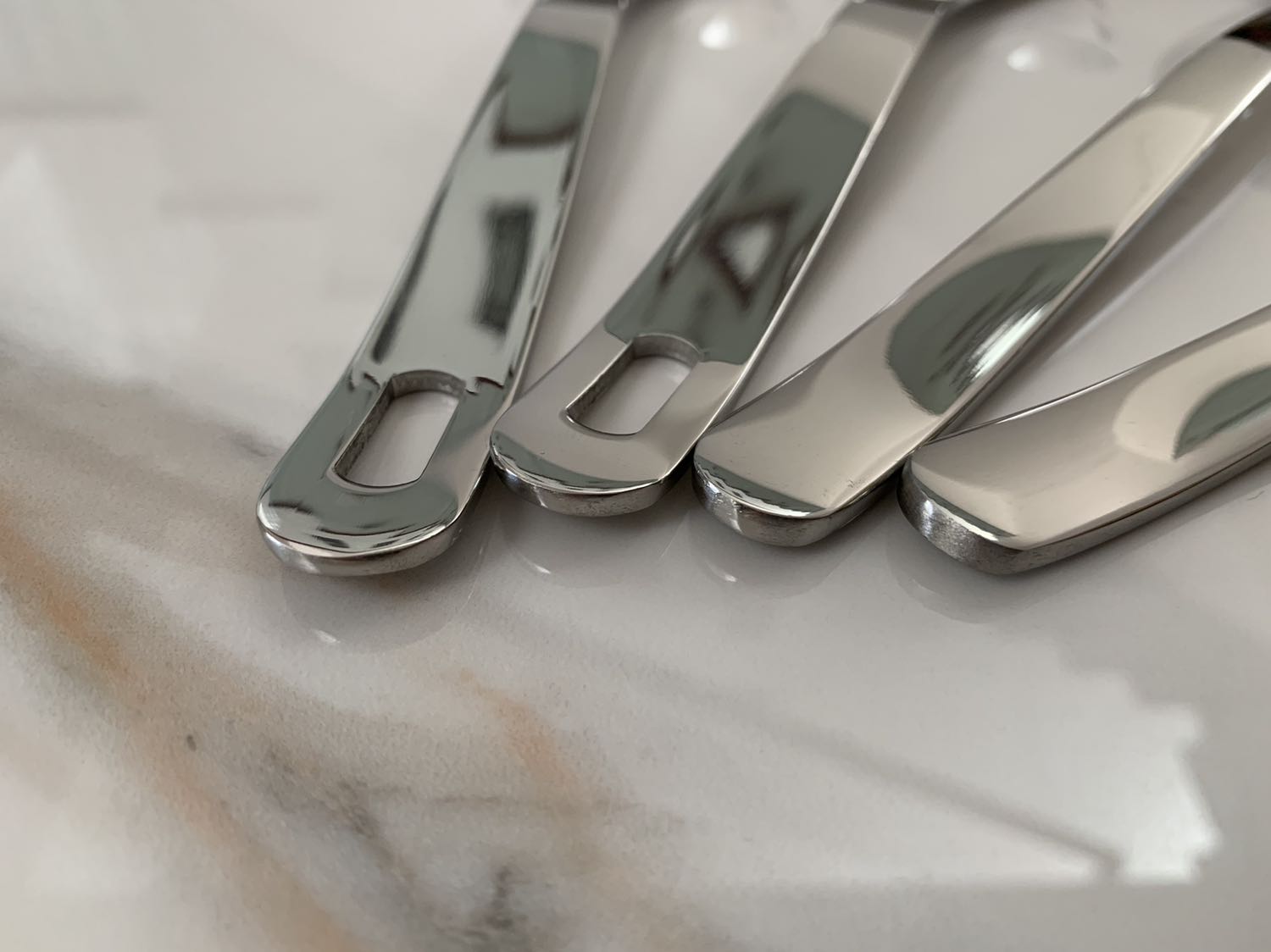 Chất lượng tuyệt vời, các cạnh đều được mài nhẵn. Sáng bóng, trầm tay.