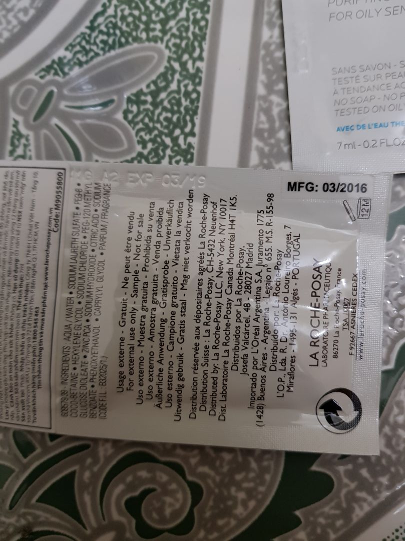 Đây là lần đầu đặt mua mỹ phẩm qua tiki và quyết định là lần cuối. Chai xịt khoáng đã bị mở nắp, rách tem bảo đảm. 1 trong 2 gói sample được sản xuất từ tháng 3/2016, đến 3/2019 là hết hạn, là mẫu cũ không giống hình gói sample tặng kèm trong ảnh. Lúc nhận hàng mình cũng yêu cầu check nhưng không mở nilon bọc ra mà chỉ để ý bên ngoài xem có bị vỡ hay chảy nước không. Mình mua cùng 1 gói mặt nạ khác thì bao gói rất tốt. Nhưng mua hàng kiểu 50/50 thế này mình chắc chắn sẽ không mua hàng qua tiki nữa.