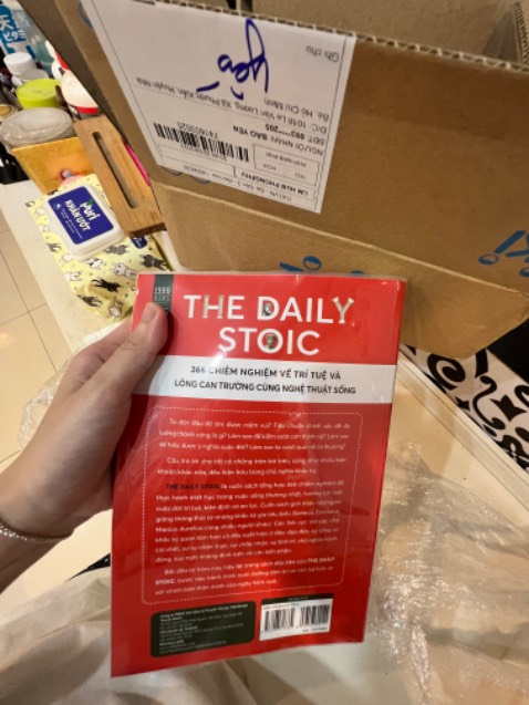 Sách dù được bọc boôkcare và wrap lại nhưng bị rách. Đây là lỗi của người bao sách. Mình là người trân trọng sách nên cực kỳ khó chịu vấn đề này. Mất gái trị cuốn sách.