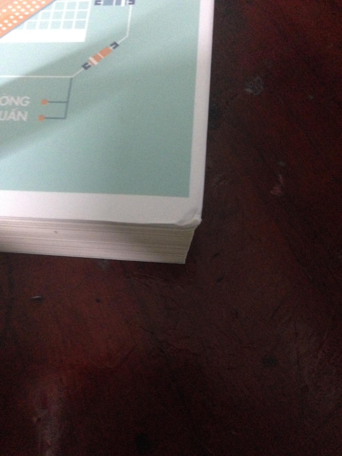 Mình đặt mua vào đợt sale nên cuốn chỉ có giá 40k. Nhưng đây là lần đầu tiên mình thật sự thất vọng khi mua sách của Tiki. Những lần trước đó, Tiki bao sách rất cẩn thận, và trung bình thì khoảng 2-3 ngày là đã gửi đến cho mình. Nhưng lần này sách bị quăn góc, việc này làm mình không hài lòng, cộng thêm việc giao hàng chậm hơn dự kiến 2 ngày. Mong Tiki chú trọng hơn trong những đợt sau.