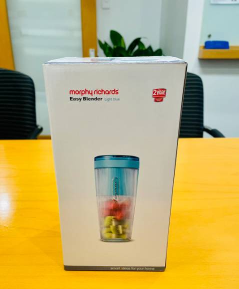 sản phẩm rất cute, màu và mẫu y chang hình. Lại tiện dụng với đĩa sạc được dtdd (iphone luôn). Rất thích hợp vời nữ văn phòng bận rộn. bạn cắt sẵn trái cay để trong cốc đem đến công ty, chiều gỡ hũ sữa chua và đập tí đá bỏ vào (dđập nhỏ thui nhé, đâu thể so sánh công suất 50w với cối xay chuyên dụng được, nhưng nhìn chung là đá bi xay tốt) là được một cốc sinh tố đủ dưỡng chất cho cữ chiều. Phòng mình rủ nhau mua hết 7-8 cái luôn đó vì thấy tiện và xinh. Thêm 1 ý tưởng làm quà sinh nhật hay ho nhé.