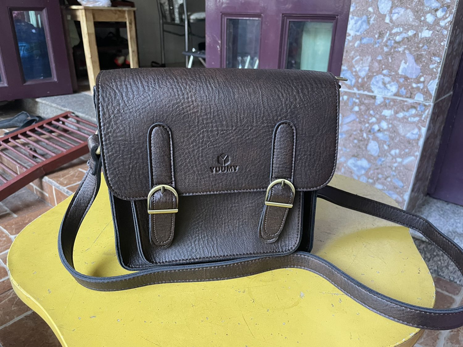 Da mềm, không có mùi hôi. Tuy nhiên dây túi xách quá ngắn, không giống với quảng cáo.