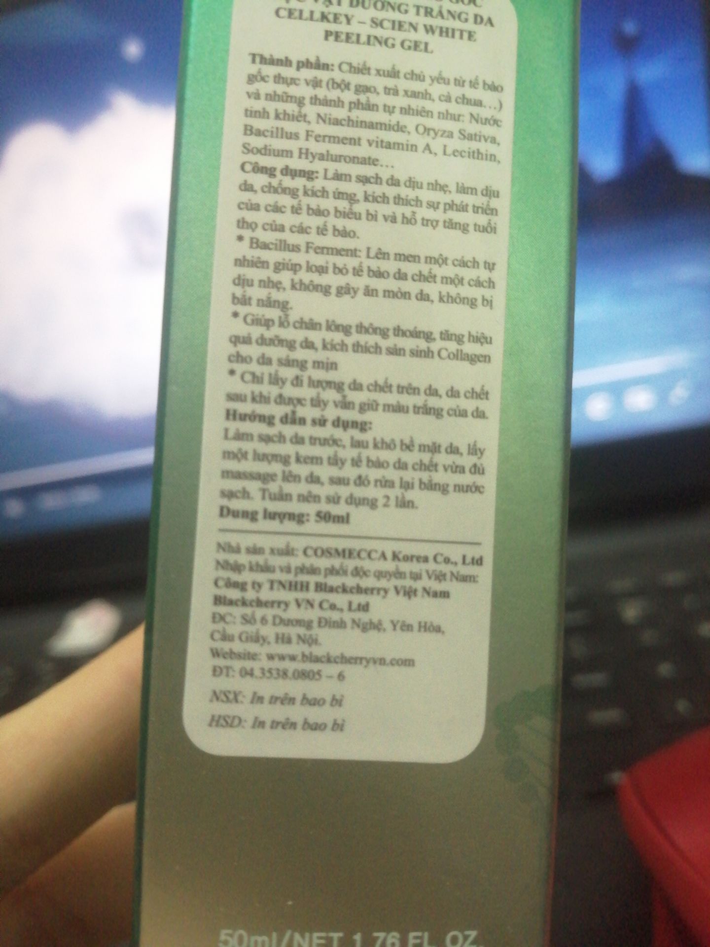 Sản phẩm có tem chính hãng, trông ổn áp còn dùng thì chưa biết như nào. Kỳ lạ là ghi sản xuất tháng 3/2020 nhưng lại ko đề hsd trên cả sản phẩm và hộp đựng - vỏ đựng sản phẩm lại đề dòng: in trên bao bì :) 
Edit: Đã dùng thử lần đầu, ko ngờ da mặt mình nhiều gét đến thế 😯 bôi đến tận lần thứ 3 kkk
