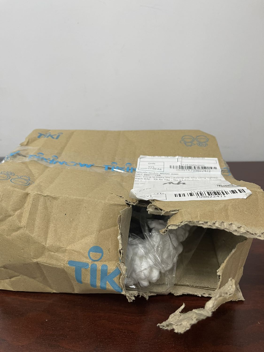 Giao hàng mà rách te tua vậy nè Giao hàng mà rách te tua vậy nè