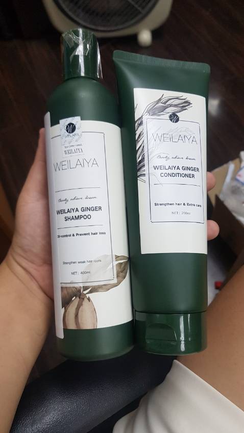 Dầu gội làm tóc tóc bông không bị xẹp mà lại rất bóng mượt. Hương thơm dễ chịu và thư giãn. Nhưng ưng nhất là dầu xả, mượt tóc nhưng không hề bết dính mà tóc tơi thích lắm luôn.
Shop giao hàng nhanh mà bọc gói cũng cẩn thận! 5 sao!