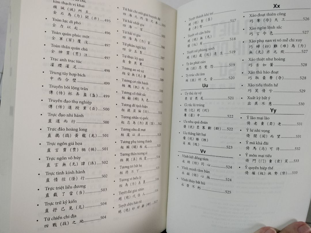 Hận không thể thêm nhiều hơn 5 ảnh! Để các bạn thấy cuốn sách này chất lượng và được soạn thảo nghiêm túc và chỉn chu ra sao. Chúng ta có thành ngữ, nguyên gốc phồn thể lẫn giản thể, mỗi câu được đặt trong ví dụ, bối cảnh (thường là nguồn gốc xuất xứ của thành ngữ ấy), có phần giải nghĩa và các nghĩa cận lẫn nghĩa phản đa dạng tham khảo thêm. Đối với tớ, đây là một cuốn đáng có cho những ai yêu thích từ Hán Việt, thành ngữ, đang tìm hiểu thư tịch trung đại Trung Quốc.