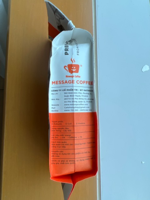 Giao hàng đúng hẹn. Nhà sản xuât Message Coffee có cố gắng giao tiếp với khách hàng. Tuy nhiên, theo tôi, cần cải tiến bao gói để đảm bảo chất lượng sản phẩm khi đến tay khách hàng. Cả hai gói cà phê tôi nhận được đều bị mất mùi, trên bao bì không ghi ngày sản xuất và ngày hết hạn sử dụng.