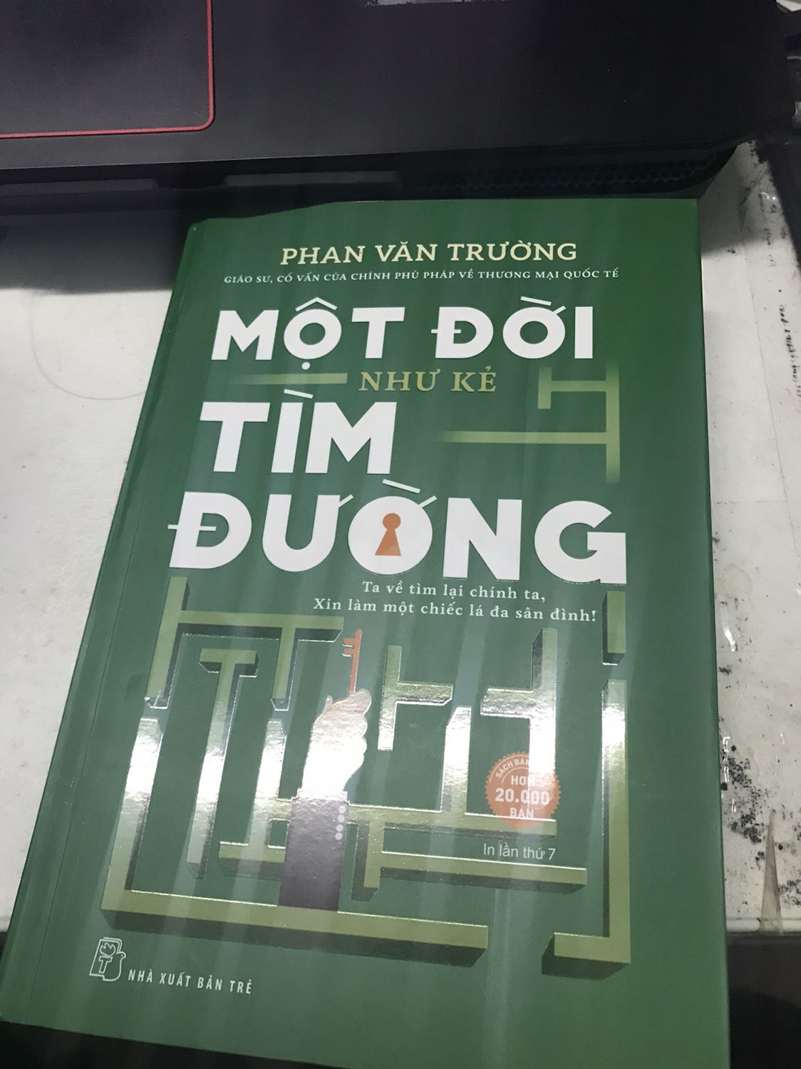 Mình đã đặt hàng rất nhiều sách ở Tiki, nhưng đây là lần đầu gặp chất lượng sách kém như vậy. Gáy sách bị lỗi, giấy dính vào nhau, mất hẳn giá trị của cuốn sách. Đề nghị Tiki làm việc lại với Nhà cung cấp.