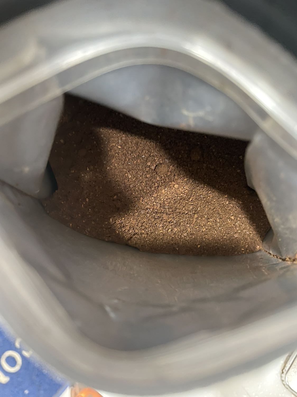 Bột cafe xay chưa mịn, pha bằng máy không chiết xuất đầy đủ vị cafe, có lẽ dành cho pha phin