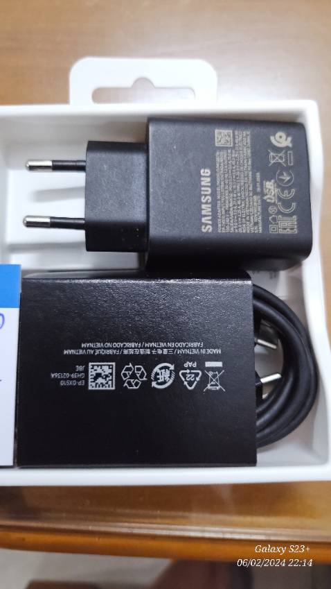 Sạc chính hãng, sản xuất tại việt nam nhãn mác rõ ràng. Có phiếu bảo hành nên mua