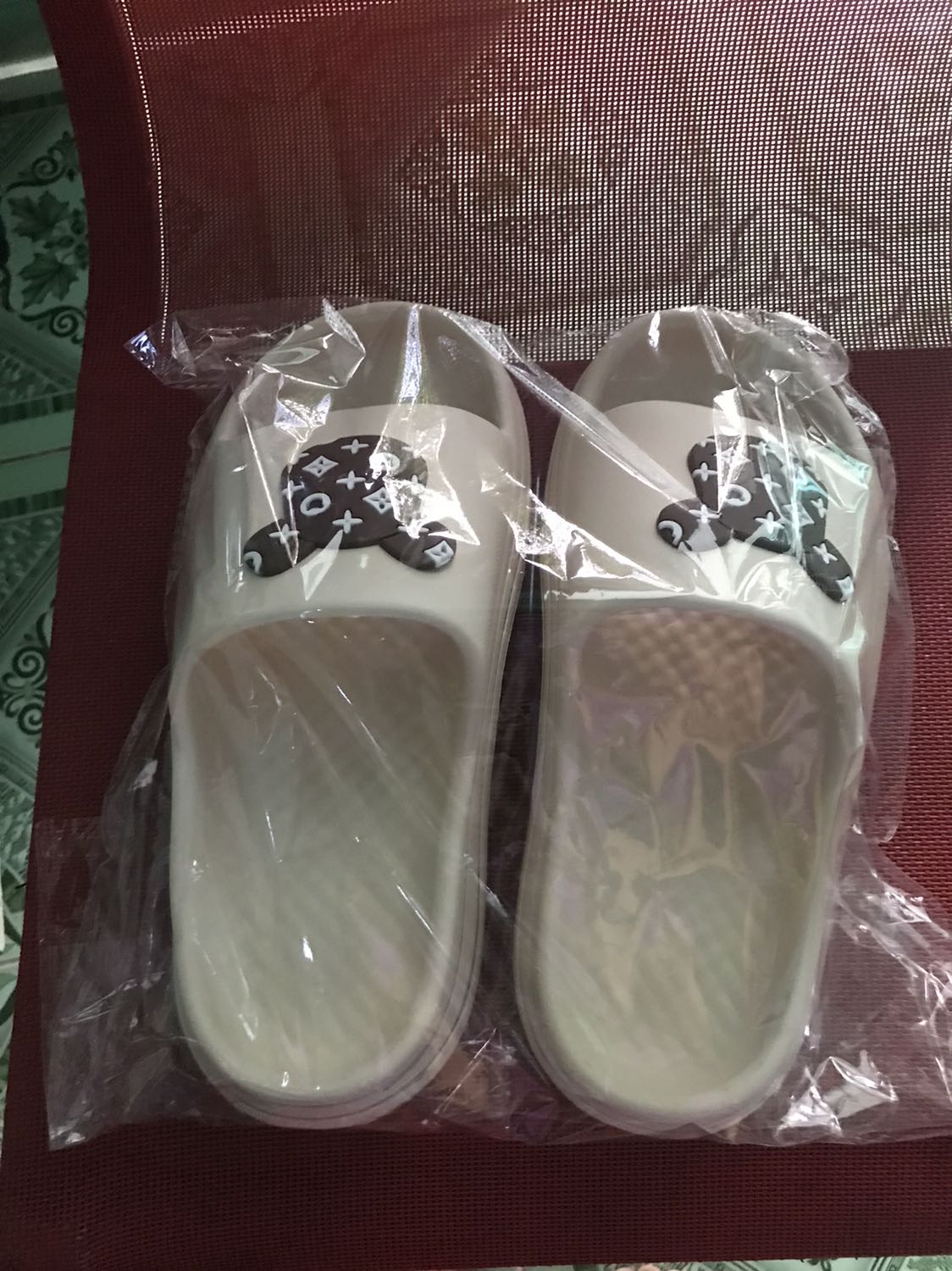 Dáng áo đẹp, vải mát. Nhưng tà dài quá, quần thì hơi ngắn, nếu mang giày cao sẽ bị hỏng lên trên.