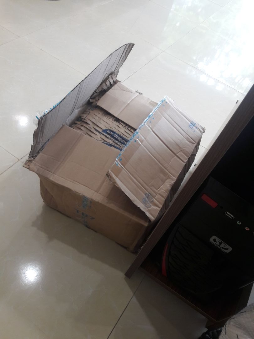 Đóng gói lỏng lẻo làm các sản phẩm bên trong bị móp méo. Mình mua làm quà tặng nên ko biết bên trong có vấn đề gì không