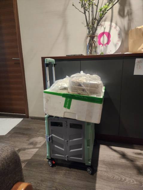 sản phẩm nhận được giống ảnh , để được nhiều đồ, không bị rơi đồ, nắp đậy tháo rời được. 
ảnh mình đính kèm là đã có đồ ở bên trong , vẫn để được tiếp đồ lên trên