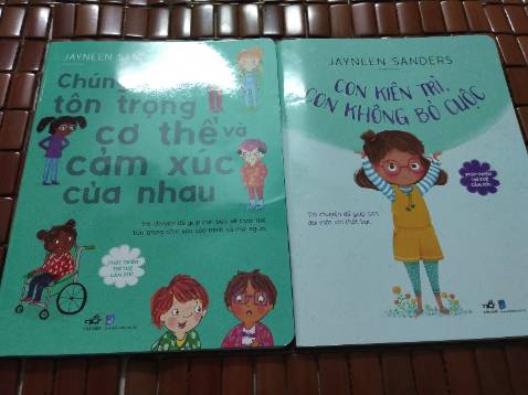 Sách có màu sắc đẹp, và tươi sáng, giấy khá cứng và các cạnh của trang được bo tròn. Nội dung sách thì mình nghĩ sẽ phù hợp cho bé tầm 3-5 tuổi của