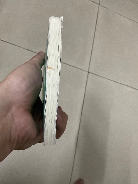 Sách bị rách 1 ít phần bìa, nhìn giấy bị dơ, phía trong bị nhăn 1 số nơi. Rất thất vọng