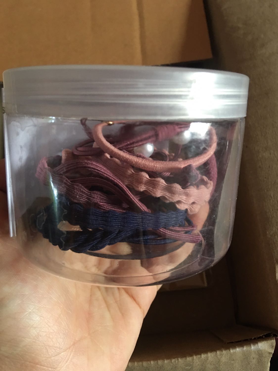 Mình đặt loại 100% màu xanh mà gửi đến 3 màu. Tổng thì chỉ có 11 cái. Có đến 4 kiểu trùng nhau. Nhưng mà mất thời gian nên cũng chẳng muốn liên hệ đổi lại.