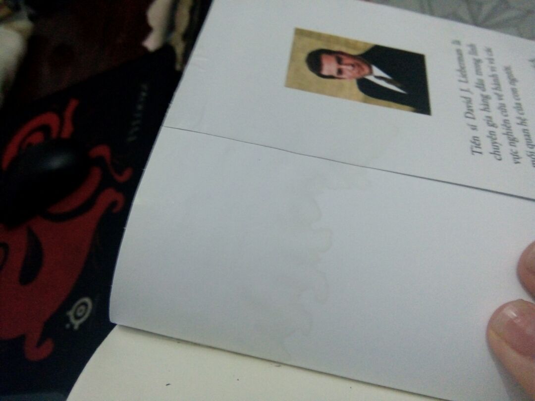 Mình mua hàng trên Tiki lâu rồi, cũng trên dưới 50 đơn hàng, rất tin tưởng Tiki nhưng lần này mình thất vọng quá ??
Sách mình vừa nhận khỏi tay, vừa khui ra đang định đọc thì thấy bìa sau sách có vấn đề. Có lẽ quyển sách bị ướt bìa sau nhưng k phát hiện ngay nên nước làm bong phần nilon ngoài bìa :((( 
Mình rất thất vọng. Vì mình là đứa rất trân trọng sách, hễ mà có chút trầy xước cũng suýt xoa rồi, nên là thấy vậy mình thực sự rất không vui :((
Haizz, mong Tiki chú ý hơn khi đóng gói nhé. Mọi vấn đề khác đều ok, vẫn ủng hộ Tiki, chỉ mong k có lần sau....