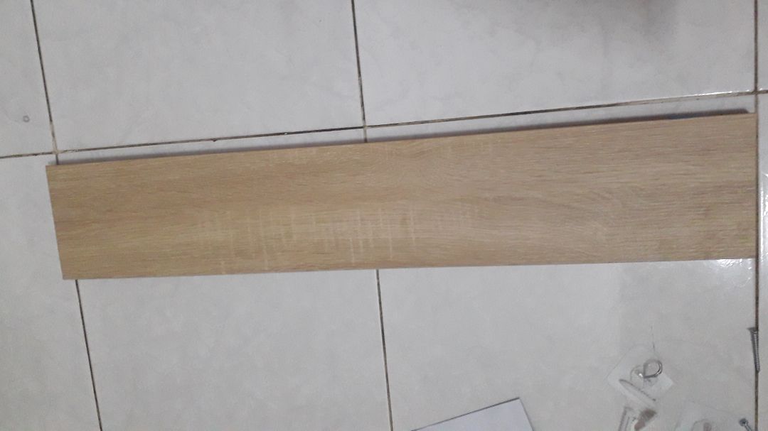 - Đánh giá chung: Rất hài lòng và kệ chắc chắn, đẹp và đúng mẫu.
- Về sản phẩm chính là mặt kệ gỗ: đúng mẫu đã đặt, độ dày và kích thước chuẩn như đã đặt, mặt gỗ mịn và khô rào không ẩm mốc, gỗ chắc chắn và 2 lỗ để ghim giá treo đều và hợp lý, có tem dán đảm bảo.
- Về giá treo: bằng inox, dày dặn và chắc chắn. Theo mình thấy thì không bị lỗi, cong. Giá treo có độ dài vừa phải để treo kệ lên. 
- Về sản phẩm kèm theo được giao kèm và tặng: Đầy đủ và chu đáo các vật liệu nhỏ như shop có để ở trên hình ảnh sản phẩm. Các sản phẩm kèm theo cũng đầy đủ, phù hợp cho mọi loại tường mình cần treo kệ lên dù là tường có lát gạch men hay không đều có thể treo lên được.
- Về bao bì, vận chuyển: shop đóng gói rất cẩn thận,  có lớp xốp để tránh bị va đập và bọc quanh sản phẩm 1 lớp bọc trong.
- Về giá mua sản phẩm: Sản phẩm chất lượng và đạt hơn hài lòng so với giá. - Đánh giá chung: Rất hài lòng và kệ chắc chắn, đẹp và đúng mẫu.
- Về sản phẩm chính là mặt kệ gỗ: đúng mẫu đã đặt, độ dày và kích thước chuẩn như đã đặt, mặt gỗ mịn và khô rào không ẩm mốc, gỗ chắc chắn và 2 lỗ để ghim giá treo đều và hợp lý, có tem dán đảm bảo.
- Về giá treo: bằng inox, dày dặn và chắc chắn. Theo mình thấy thì không bị lỗi, cong. Giá treo có độ dài vừa phải để treo kệ lên. 
- Về sản phẩm kèm theo được giao kèm và tặng: Đầy đủ và chu đáo các vật liệu nhỏ như shop có để ở trên hình ảnh sản phẩm. Các sản phẩm kèm theo cũng đầy đủ, phù hợp cho mọi loại tường mình cần treo kệ lên dù là tường có lát gạch men hay không đều có thể treo lên được.
- Về bao bì, vận chuyển: shop đóng gói rất cẩn thận,  có lớp xốp để tránh bị va đập và bọc quanh sản phẩm 1 lớp bọc trong.
- Về giá mua sản phẩm: Sản phẩm chất lượng và đạt hơn hài lòng so với giá.