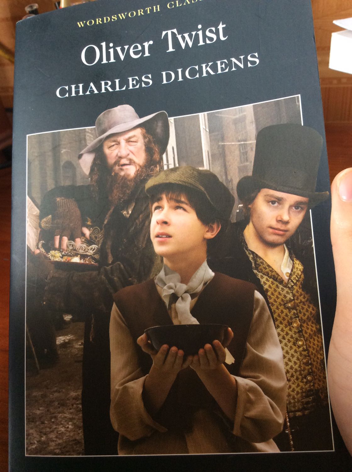 Lần đầu tiên mình mua một tác phẩm viết bằng tiếng anh để nâng cao trình độ ngoại ngữ. Đây là một tác phẩm kinh điển không phải bàn cãi. Tuy nhiên với mình, tác phẩm chưa đáp ứng đc nhu cầu của mình. Khổ sách hơi nhỏ, giấy mỏng, kém chất lượng, nội dung ko quá đặc sắc.