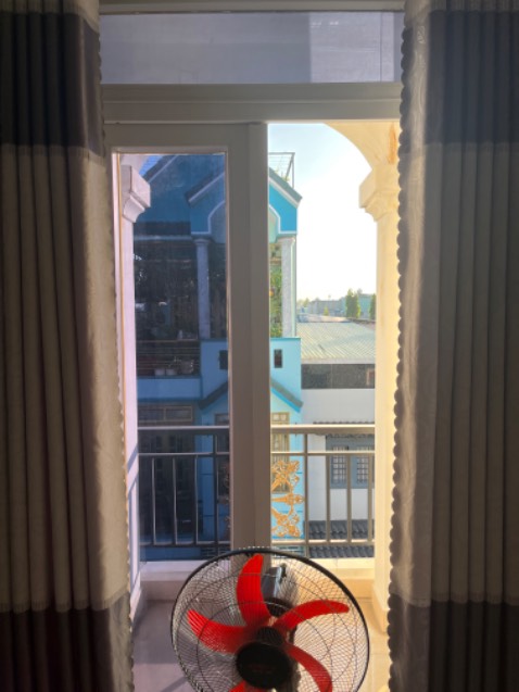 Mua lan 2. Giảm sáng tốt đỡ chói. Nhiệt độ sau kính thì bề mặt tiếp súc sẽ giảm. Kính ko rõ. Khi dán nên 2 người sẽ tốt nhé mn. 1 ng dán lúc kéo keo phải cẩn thận