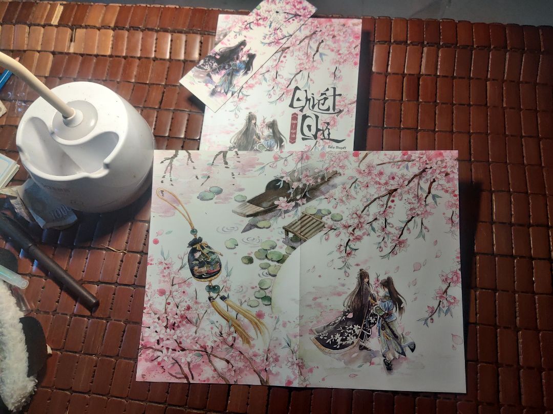 sản phẩm có bọc màng nhựa mỏng, sách mới, còn đc tặng kèm tranh bìa. có cả thẻ kẹp sách. truyện này tôi vốn dĩ chưa từng đọc nhưng có xem hoạt ảnh r. truyện khá cảm động. truyện thuộc thể loại đam mỹ, he.