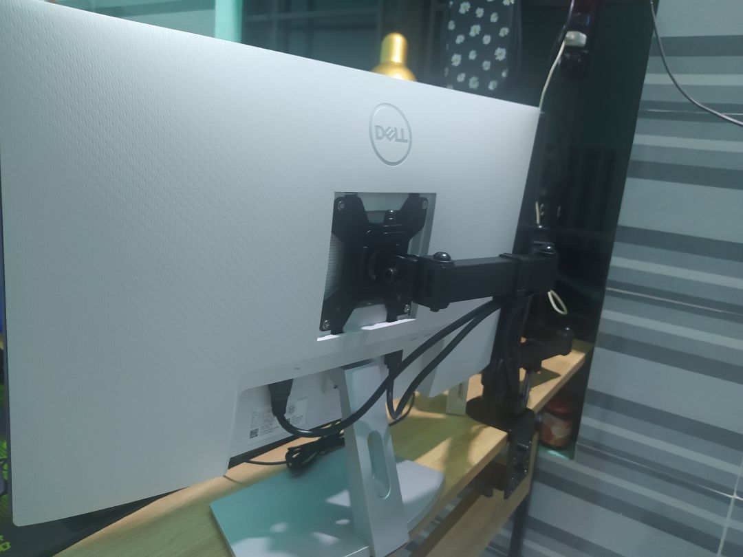 Giao hàng đúng hẹn, đóng gói cẩn thận, chắc chắn. Sản phẩm chất lượng, thiết kế đẹp, nhỏ gọn, hiển thị màu tốt, tuy nhiên mới nhân hàng chưa biêt sử dụng bền hay không, nhưng tin tưởng vào hãng dell này.