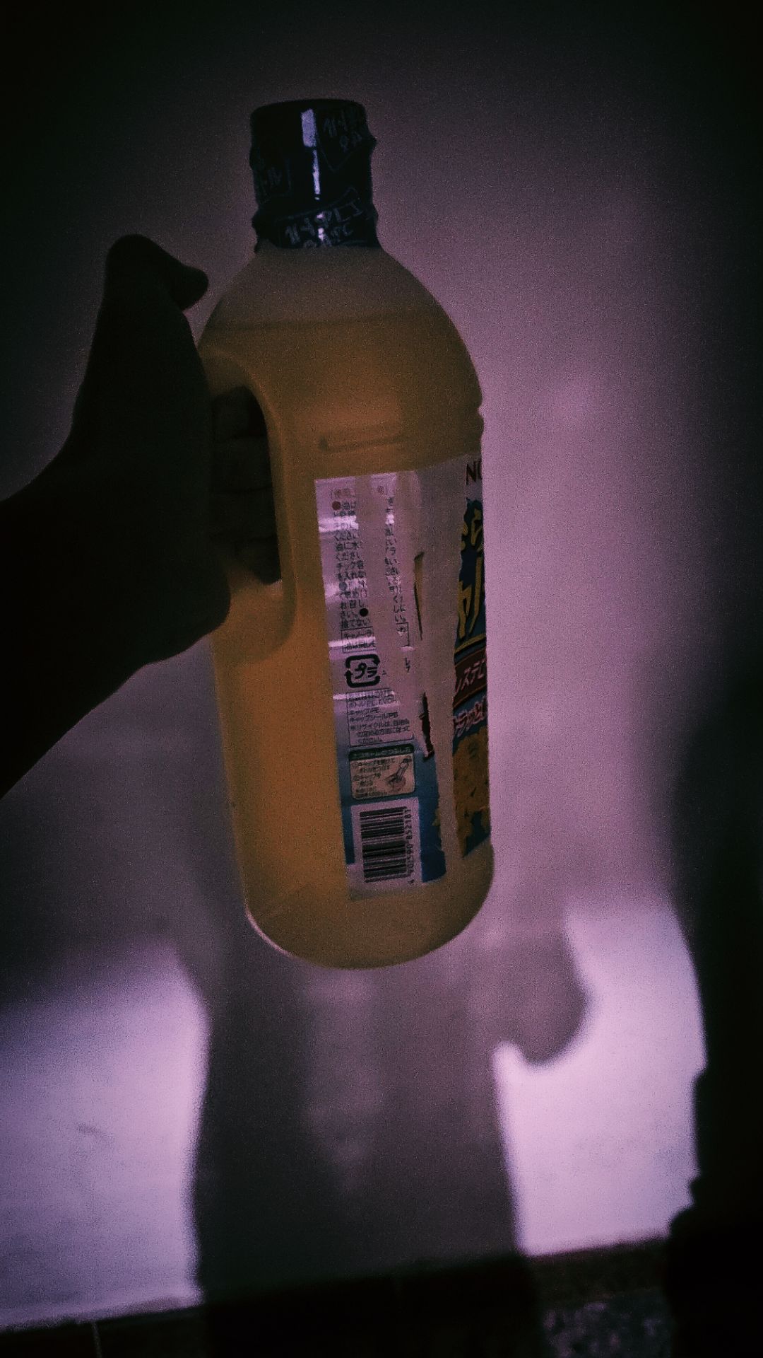 Chất lượng dịch vụ:

Sản phẩm được đặt chỉ giao trong vòng chưa đầy hai ngày. Nói chung vận tốc của Tiki thì ai dùng một hai lần là biết rồi phải không.

Lần đầu được giao đơn 0 đồng nên mình cảm thấy thấp thỏm bồi hồi lo lắng run run lắm. Kiểu sợ hàng không đến tay nhưng lúc hàng đến rồi thì vui múa tay múa chân, không nói lên lời.

Nói lầ đẹp trời mà cũng có vài hạt mưa vương trên đường. Chú shipper hiền lắm mà lúc nào cũng lịch sự, xuống xe đặt sản phẩm cẩn thận một góc, rồi gọi mình ra nhận. Chú bảo dịch bệnh mà mưa lạnh như thế cho tiện. Sau mấy thao tác thì chú vẫy vẫy mình rồi tiếp tục chuyến hành trình của mình.

Về chất lượng dịch vụ, từng ấy câu thôi đã biết Tiki rất đỉnh, không thể chê miếng nào phải không!

 

Trải nghiệm thực tế:

Bình thường mình khá khó tính trong các vấn đề liên quan đến sức khỏe. Và dùng dầu ăn mới cũng vậy! Mình sợ không biết nó có hợp với nhà không. Kết quả trái ngoài với điều mình lo lắng. Hương vị của dầu ăn Ăn Hoa Cải Ajinomoto có hương vị nhẹ, không lấn át các hương vị của món ăn, làm mất hương vị đặc trưng của món ăn. Ngoài ra, dầu ăn có khả năng chịu nhiệt cao nên dùng trong các món ăn chiên xào rất tốt. Lúc chiên xào, dầu cực trong, không bị đen hay cạn kiếc gì. Điều này làm mình ấn tượng lắm. Dầu ăn hoa cải của Nhật cũng là loại dầu ăn dành cho bé ăn dặm vì đây là nhóm chất dinh dưỡng rất quan trọng, đóng vai trò chính trong cung cấp năng lượng cho trẻ, giúp hình thành mô mỡ có chức năng điều hòa thân nhiệt, cung cấp chất béo giúp cho quá trình hấp thu các vitamin quan trọng trong cơ thể (A, D, E, K ), giúp hoàn thiện cấu trúc như mô não và một số hóc-môn quan trọng khác…
Nếu cần phải tiết giảm cholesterol, bạn nên chọn dầu ăn hoa cải trong nấu ăn. Dầu hoa cải cung cấp chỉ có 7% chất béo bão hòa từ tổng số calo hằng ngày, ít mỡ chuyển hóa và không cung cấp quá 300 mg cholesterol mỗi ngày.

 Và theo mình được biết, dầu ăn hoa cải Ajinomoto được nhóm nghiên cứu trường Đại học Harvard đánh giá là loại dầu ăn tốt nhất hiện nay. So với dầu đậu nành, dầu oliu, dầu óc chó và các loại dầu thực vật khác, dầu hạt cải hoàn toàn không thua kém về các loại dưỡng chất cao đã được chứng minh lâm sàng trên trẻ em tại Australia: "Các nhà nghiên cứu đã cho các trẻ em Australia từ 6 - 8 tháng tuổi được ăn chế độ ăn cùng dầu hoa cải. Trong hai tháng đầu, những em bé này được ăn 15g dầu hoa cải mỗi ngày sau đó tăng lên 22g trong 3 tháng cuối. Kết quả cuối cùng sau 5 tháng cho thấy, lượng cholesterol có hại trong máu của nhóm trẻ trên giảm đến 29%. Kết quả này được các bác sĩ và chuyên gia nghiên cứu khẳng định là nhờ ăn dầu hoa cải"..