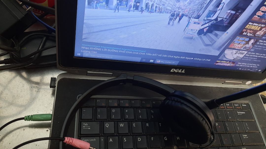 Nhận được hàng bị hỏng 1 bên nên gửi đổi hàng. Hôm nay nhận được cái khác thì vẫn bị nghe 1 bên. Đã thử trên điện thoại, Desktop, Laptop, sound card Ugreen, XOX K10 nên chắc chắn tai nghe có vấn đề ( 3 cái tai khác ở nhà không bị). Loay hoay mãi mới phát hiện giắc cắm có vấn đề, lấy tay đè cong xuống thì nghe 2 bên, buông ra thì nghe 1 bên, cắm thử lại tất cả các thiết bị đều như vậy, chẳng nhẽ vừa đè vừa nghe. Giờ nói tai hỏng thì không đúng ( nên chắc khó đổi trả), mà xài thì không được. Đặt mua từ 22/7, đổi trả 1 lần đến hôm nay 6/11 nhận lại mà vẫn không dùng được.  Rất tin tưởng thương hiệu Microlab vì dùng 2 giàn loa rất hài lòng, không ngờ chất lượng hoàn thiện tai nghe tệ quá, giờ chẳng biết làm gì với nó.