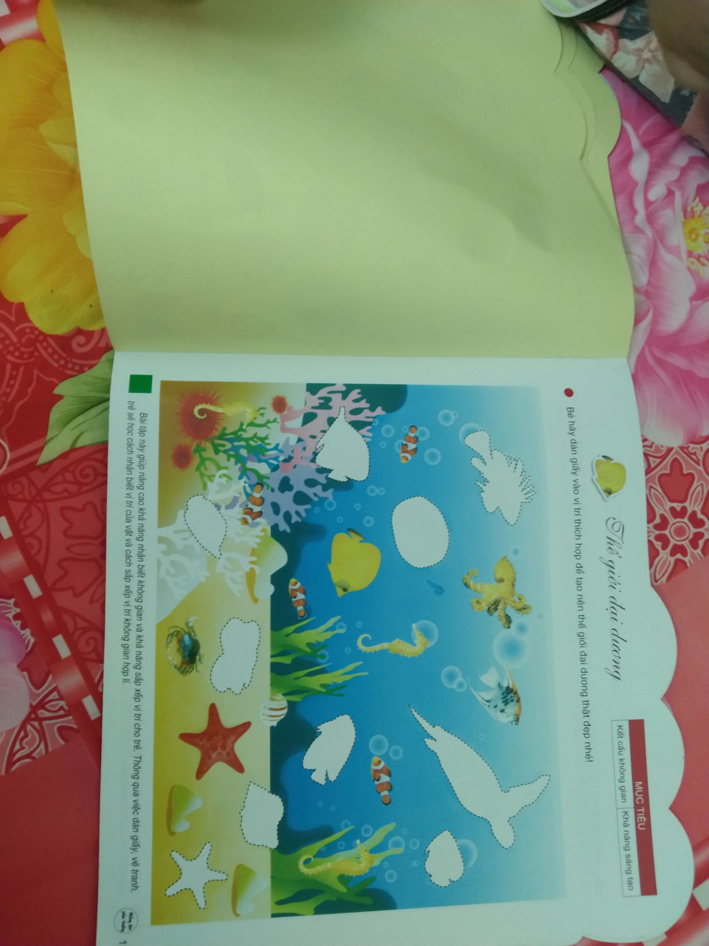 Sách có rất nhiều miếng dán,đủ loại,bé rất thích. Tuy nhiên sách khá mỏng.