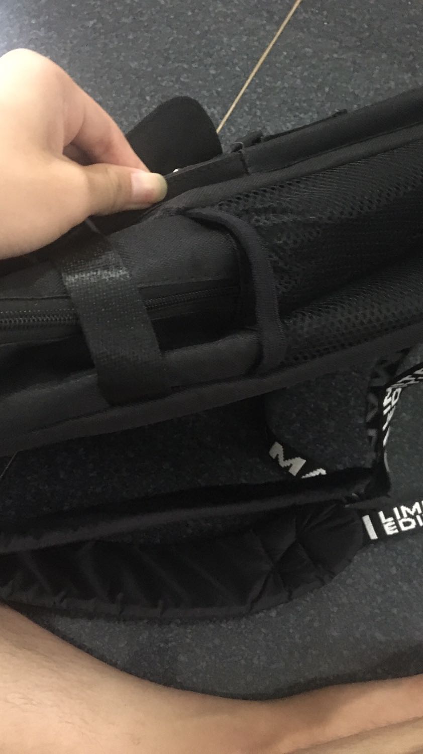 Ukm! Tôi đã xem hình và đã đặt hàng. Khi nhận hàng thì.... wow thật kinh ngạc tôi dường như ko tin và mắt mình nữa. Cái balo ko phải nói là cái túi mà tôi nhận được nó nhỏ hơn trong hình rất nhiều. Balo công nghệ uk? Bây h thì tui đã tin quảng cái chỉ để *** người xem. Hi vọng là Tiki chỉ đang gửi nhầm hàng