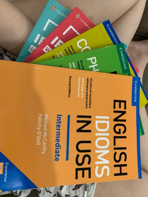 Nhà sách giao hàng siu nhanh, mới đặt hôm trước mà hôm sau đã nhận được sách. Sách được bọc kĩ càng. Sách nội dung hay, dễ hiểu, đẹp, có màu, có đáp án rõ ràng. Hi vọng học sẽ tăng được điểm số.