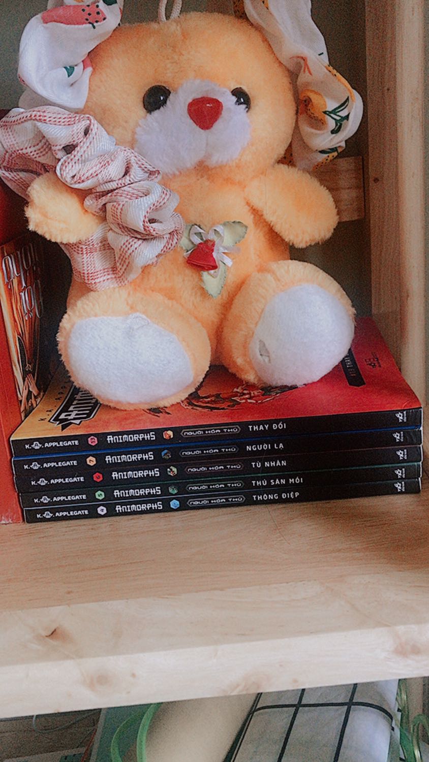 Sách lúc giao về tay hộp nát hết cả, bên trong không có giấy gói, mút xốp gì hết nên gáy bị méo. Nhưng mình email cho tiki thì tiki phản hồi nhanh, sẵn sàng đổi trả. Cơ mà mấy shipper mãi ko chịu đến lấy hàng, họ còn bảo mình mang lên chỗ họ:)) Thế là mình ko đổi nữa. Trừ 1 sao vì vậy chứ sách hay đọc vèo 1 tiếng hết 1q, tiki nhiệt tình, giá sale mỗi cuốn chưa đến 30k nữa, mọi người nên mua😍