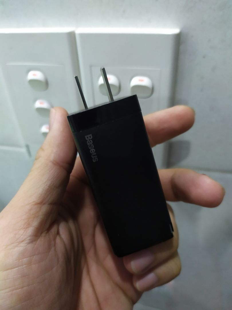 Shop ship ok, đúng thời gian cam kết.
Về sản phẩm thì sử dụng ok thời gian đầu, sau một tháng thì cổng TypeC 1 không hoạt động nữa, và chỉ cần cắm cục sạc vào ổ điện thôi là nó nóng muốn phỏng tay rồi. 
Cổng A và type C 2 vẫn hoạt động nhưng củ sạc quá nóng và chập chờn nên không dám xài luôn.
---
Shop đã bảo hành cho củ sạc của mình rồi nhé mọi người, Tiki đến tận nhà lấy và đổi mới cho luôn. Chu đáo lắm ạ