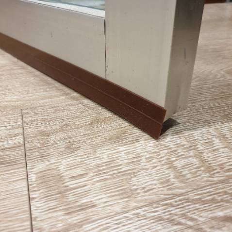 Bóc dán nhanh, che kín khe cửa tốt tránh côn trùng bò vào nhà.