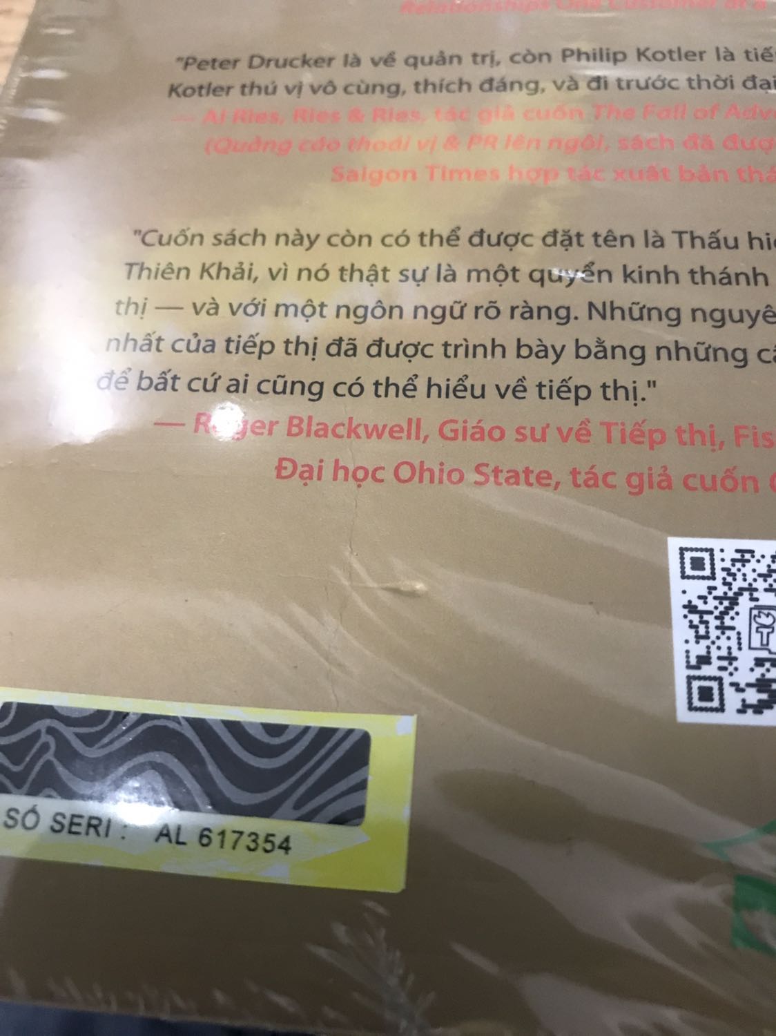 Gói hàng thì có vẻ lịch sự. Tuy trên bìa và gáy sách có vài vết hằn như bị va chạm vào vật cứng. Hy vọng shop cẩn thận hơn trong quá trình di dời sản phẩm