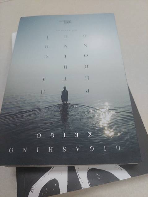 “ Chắc chắn vấn đề nào cũng có lời giải đáp. Nhưng không phải  lúc nào chúng ta cũng có thể tìm ngay ra đáp án ấy. Cuộc đời con người cũng vậy. Có lẽ rồi đây sẽ xuát hiện những vấn đề mà ngay lúc ấy chúng ta không thể đưa ra câu trả lời. Mỗi vấn đề xuất hiện đều đáng để chúng ta trăn trở. Nhưng không cần phải sốt ruột. Bởi nhiều khi chúng ta cần phải trưởng thảnh hơn mới có thể đưa ra câu trả lời. Chính vì thế con người mới cần phải học tập, nỗ lực và trau dồi bản thân.” 
Không có những kẻ tôi phạm xảo quyệt, không có tình huống gây xoắn não, “ Phương trình hạ chí “ là một câu chuyện về tình người.