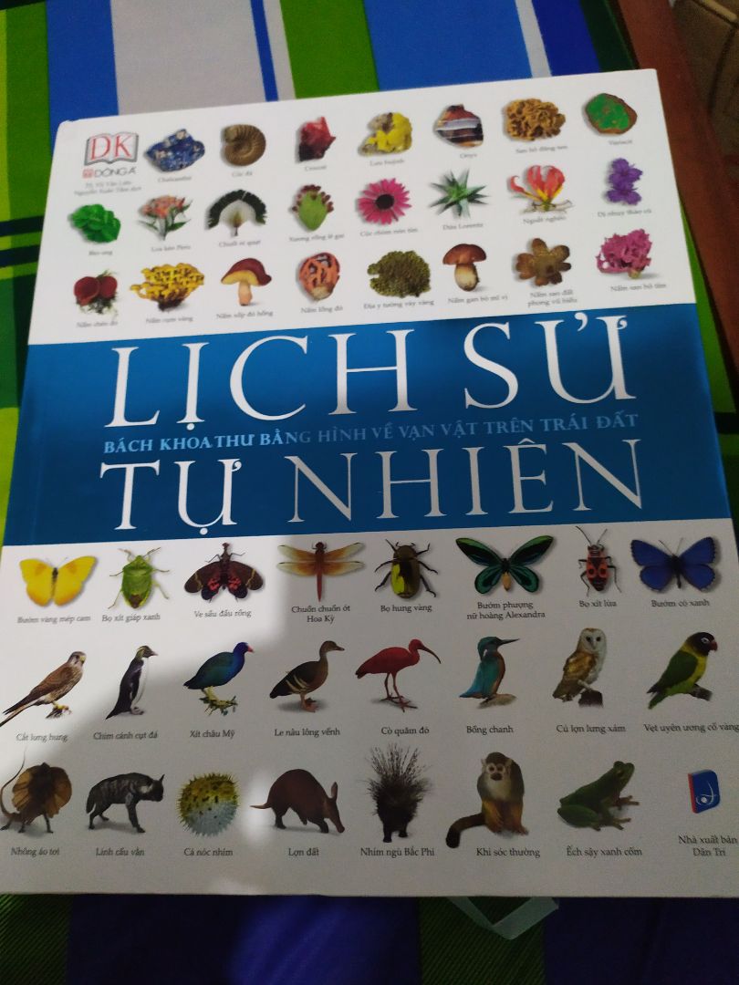 MỘT QUYỂN ATLAS GIÁ TRỊ VỀ THẾ GIỚI TỰ NHIÊN:
+ Hình thức, trình bày: Quyển lịch sử tự nhiên này nằm trong bộ 4 quyển lịch sử đồ sộ dựa trên 4 lĩnh vực lớn (bên cạnh lịch sử khoa học, lịch sử quân sự và lịch sử thế giới) do Đông A ấn hành dựa trên bản quyền tiếng anh của DK. Không cần bàn cãi về hình thức trình bày sách của Đông A- vô cùng logic. Sách được in màu toàn bộ trên giấy bóng dày, bìa cứng thiết kế bắt mắt, sang trọng. Hình minh hoạ đẹp, sắc nét, in không bị lem màu. Phông chữa to vừa dễ đọc. Khổ sách khá lớn và dày nên có thể xem như một quyển atlas tự nhiên.
+ Nội dung: Trình bày, giới thiệu nhóm vật chất và sinh vật sơ khởi của trái đất (khái quát về sự sống trên trái đất, các loại khoáng vật, vi sinh vật), để làm nền tảng đi vào 3 nhóm sinh vật lớn ngự trị trên hành tinh (nấm, thực vật, động vật). Trong mỗi chương, soạn giả miêu tả hết sức chi tiết về đối tượng với hình ảnh minh họa đặc thù của loài khiến độc giả thích thú theo dõi cũng như dễ tiếp thu, nhớ lâu, ấn tượng lâu dài, không hề nhàm chán như những sách khoa học chỉ có chữ và chữ.
+ Kết luận: dựa vào những tiêu chí nổi bật trên, quyển thế giới tự nhiên xứng đáng nằm trong tủ sách khoa học của mọi nhà. Sách phù hợp với mọi lứa tuổi: học sinh, sinh viên có thể tham khảo làm tài liệu học tập, người đi làm đọc để dung nạp thêm kiến thức cũng như thư giãn sau giờ làm việc.