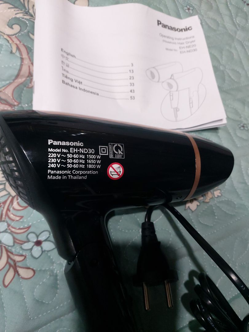 Giao hàng rất nhanh. Đóng gói rất cẩn thận. Nguyên hộp đẹp, đầy đủ phụ kiện. Có cả hdsd nên rất dễ dàng thao tác. Máy đẹp, sang trọng đúng như QC. Hàng chính hãng. Giá lăn bánh 570k . Rất thích. sẽ tt ủng hộ shop. Mn nên mua.