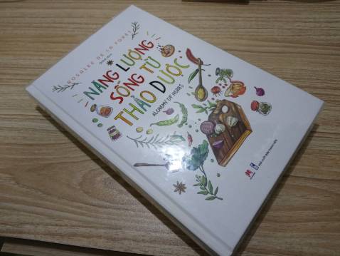 _ Cuốn này thì mình gần như không gì để viết nhiều ngoài hai chữ "xuất sắc", sách bìa cứng minh họa màu nước xịn sò, giấy trơn tạp chí mịn dày, thông tin súc tích đầy đủ về các thảo dược trong danh mục của sách, màu sắc bản in mượt mà, tươi tắn.
_ Dù có 2 cuốn về sức khỏe thảo dược nhưng vẫn mua thêm cuốn này vì giá trị/ giá tiền quá xứng đáng. :D