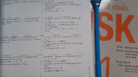 Giao hàng nhanh, sách đẹp lắm mọi người ơi. Sách bài học thì có màu, còn sách bài tập thì trắng đen. Được tặng kèm 1 cây bút quá dễ thương nữa.