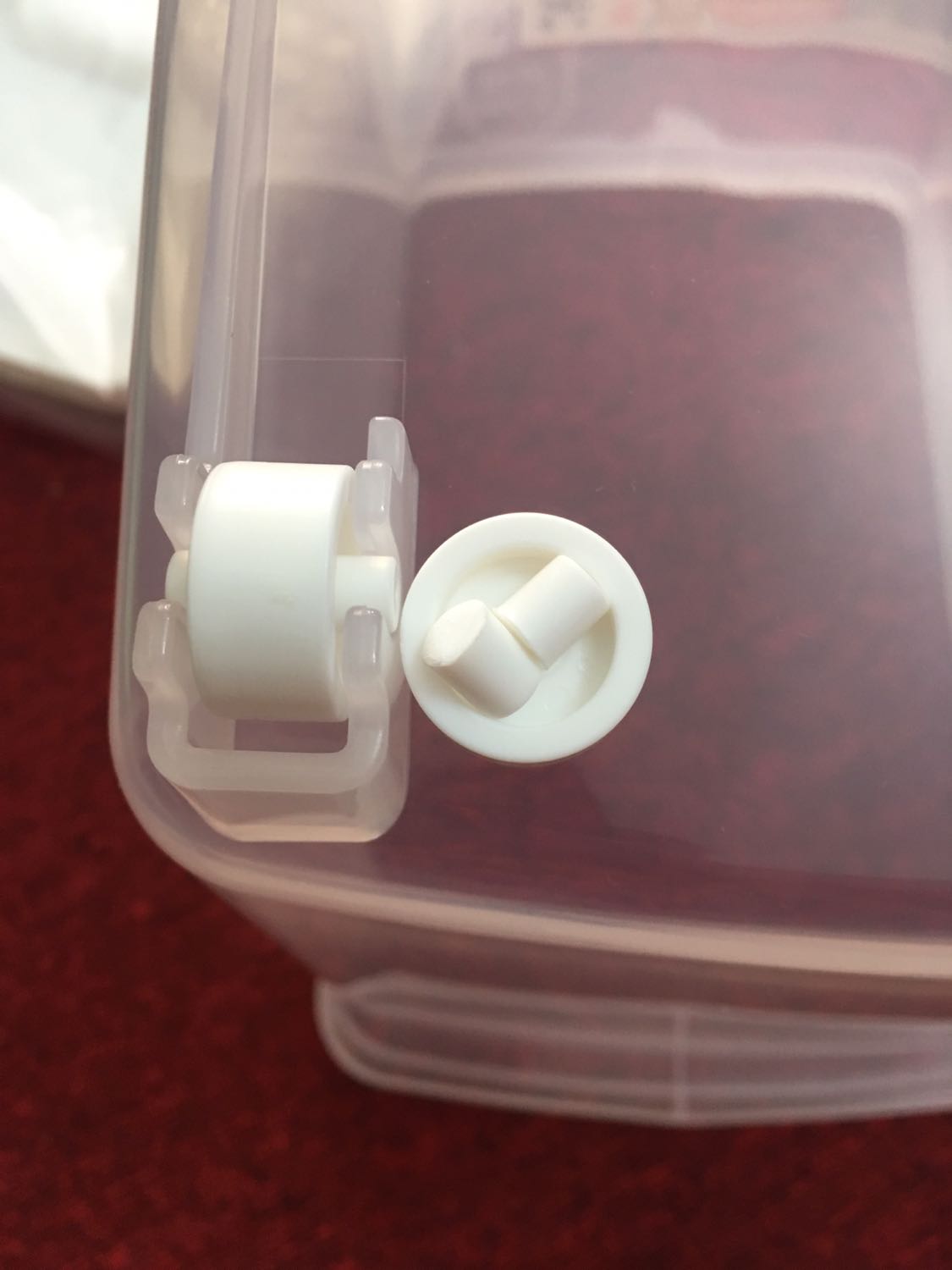 Thùng bị gãy bánh xe ở dưới nhưng vẫn gửi hàng cho khách. Quá tệ