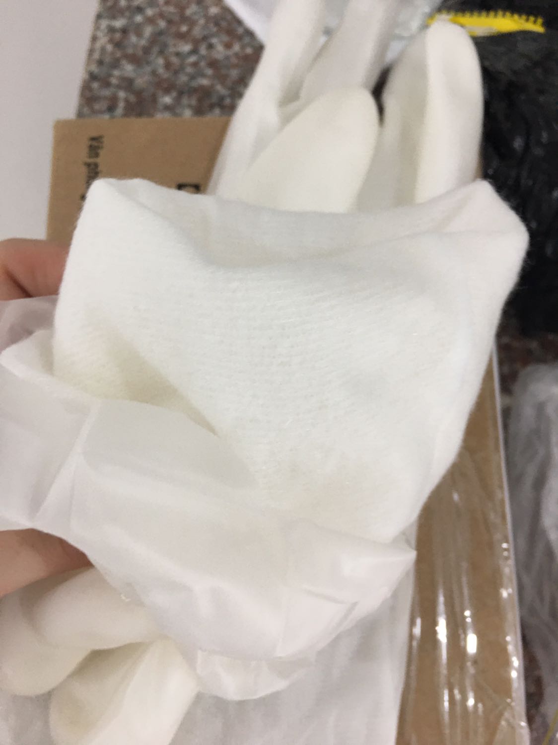 Cao su dày dặn, chun bo cao nên nước có văng cũng không ướt. Nỉ bên trong rất êm tay. Kiểu dáng đẹp