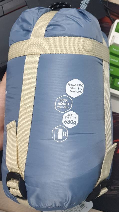 Nhỏ, gọn, nhẹ đúng như kỳ vọng. Kích thương gần giống quảng cáo: 180x70cm - 27x14cm khi cho vào túi. Túi này sẽ hơi chật hơn so mới túi M180. Thích hợp với nhiệt độ từ 20℃ trở lên (15℃ chắc chắn phải đắp thêm chăn). Túi có chữ R là khóa bên phải người nằm, tuy nhiên túi này 0 có mũ trùm nên lật lại là có khóa bên trái. Thêm nữa là có vẻ chỉ giặt tay được thôi.