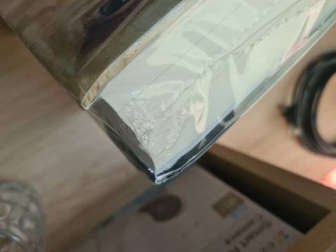 Sản phẩm bìa cứng không bọc chóng sốc các góc nên một góc bìa bị cong.