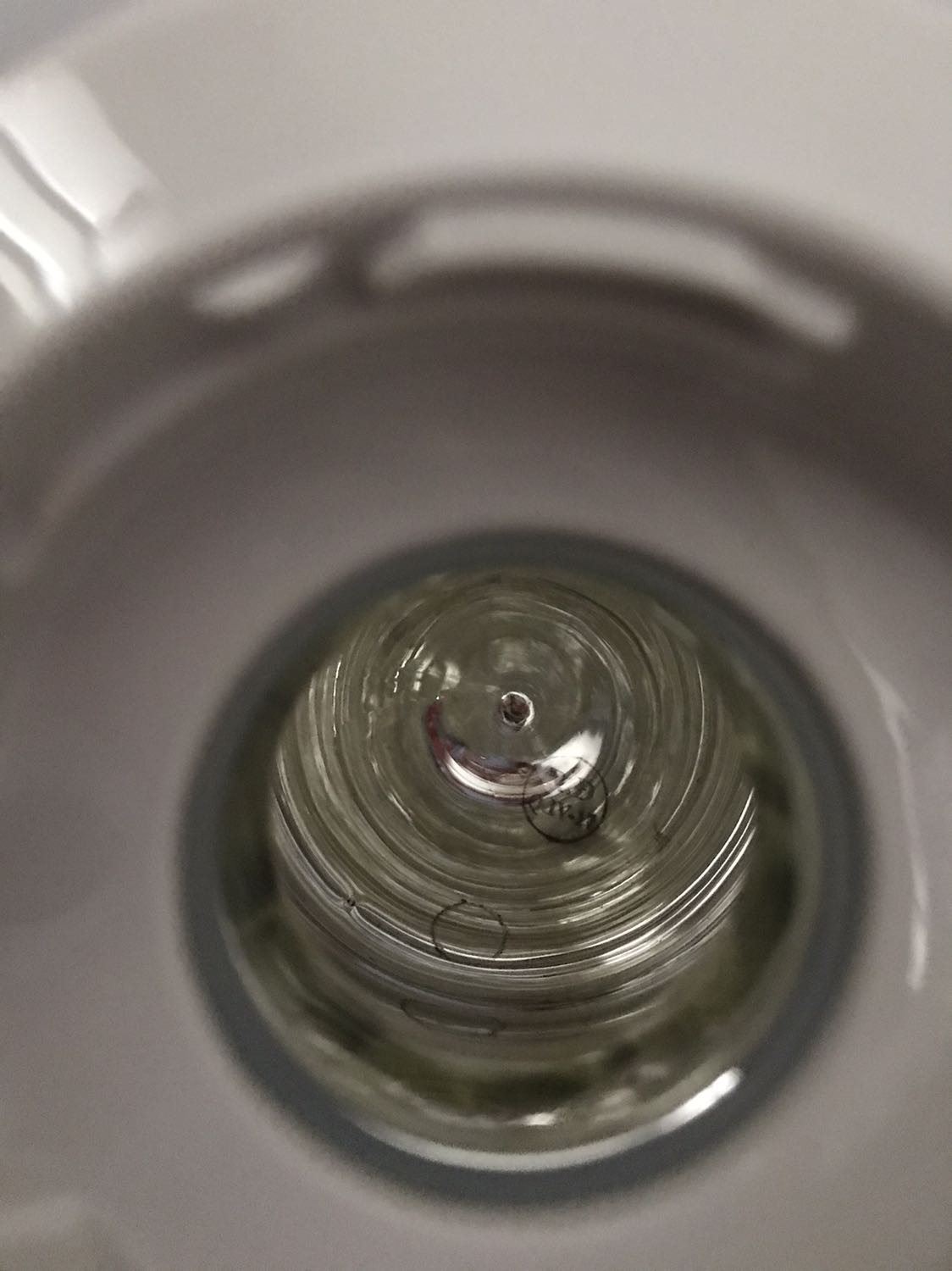 Tôi mới nhận sp,nhưng sao trong ruột bình lại có 2 vòng tròn màu đen,tôi cảm thấy ko yên tâm nếu đổ nước vào sử dụng khi có 2 vòng đen và có nhiều đốm đen khác. ngoài ra màu bình rất xấu,trắng đục xấu ghê :(